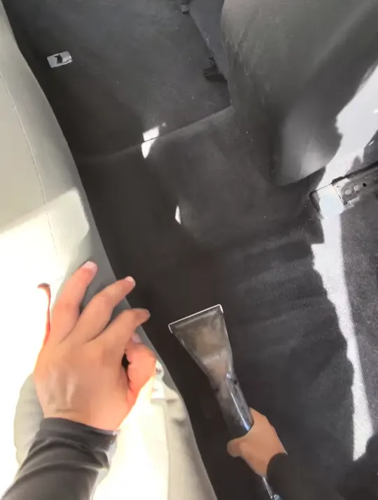 Extracting shampoo from a carpet with a wet vacuum tool