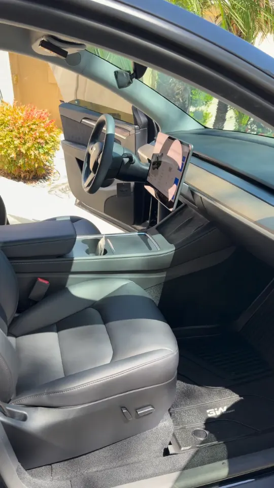 Tesla front cabin after the detail, clean mats and seats